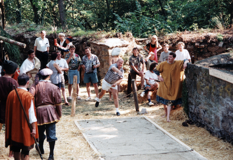 800j_03 steinwerfen im burggraben